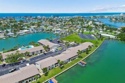Condo in Treasure Island, Florida, 2 bedrooms № 2150569 - photo 22