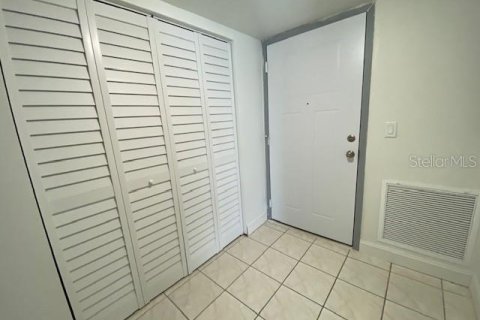 Condo in Treasure Island, Florida, 2 bedrooms № 2150569 - photo 2
