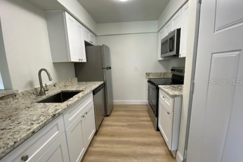 Condo in Treasure Island, Florida, 2 bedrooms № 2150569 - photo 6