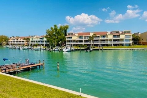 Condo in Treasure Island, Florida, 2 bedrooms № 2150569 - photo 19