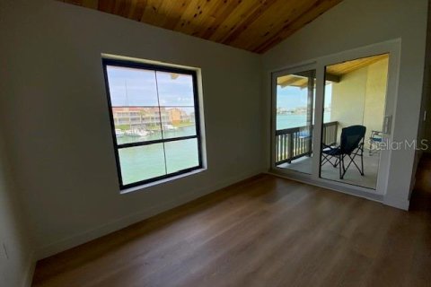 Condo in Treasure Island, Florida, 2 bedrooms № 2150569 - photo 9