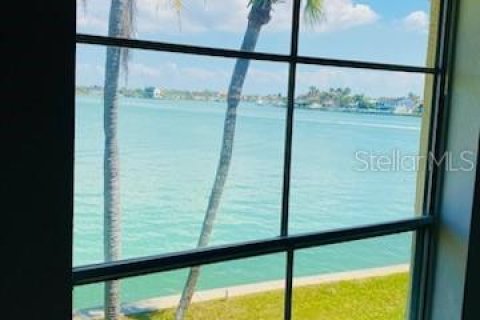 Condo in Treasure Island, Florida, 2 bedrooms № 2150569 - photo 24