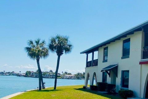 Condo in Treasure Island, Florida, 2 bedrooms № 2150569 - photo 21