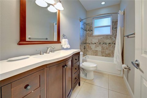 House in Sarasota, Florida 3 bedrooms, 175.03 sq.m. № 2219054 - photo 13