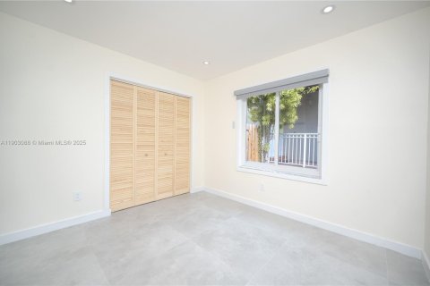 House in Doral, Florida 3 bedrooms, 156.63 sq.m. № 1955609 - photo 13