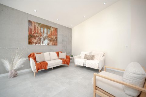 House in Doral, Florida 3 bedrooms, 156.63 sq.m. № 1955609 - photo 5