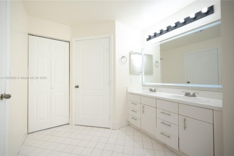 House in Doral, Florida 3 bedrooms, 156.63 sq.m. № 1955609 - photo 27