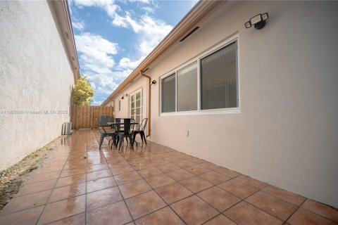 House in Doral, Florida 3 bedrooms, 156.63 sq.m. № 1955609 - photo 30