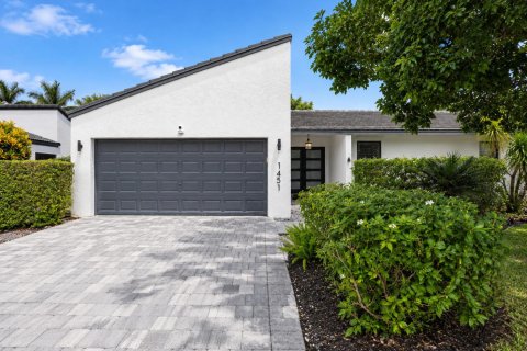 House in Coral Springs, Florida 4 bedrooms, 219.44 sq.m. № 2366376