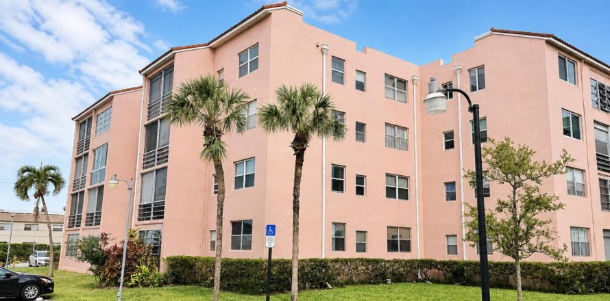 Condo in Lauderdale Lakes, Florida, 1 bedroom  № 2183426