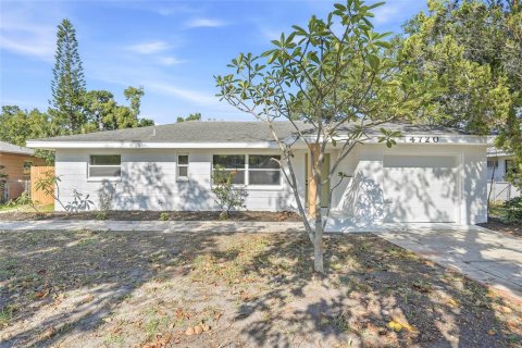House in Saint Petersburg, Florida 3 bedrooms, 106.74 sq.m. № 2201727