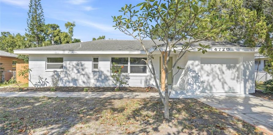 House in Saint Petersburg, Florida 3 bedrooms, 106.74 sq.m. № 2201727