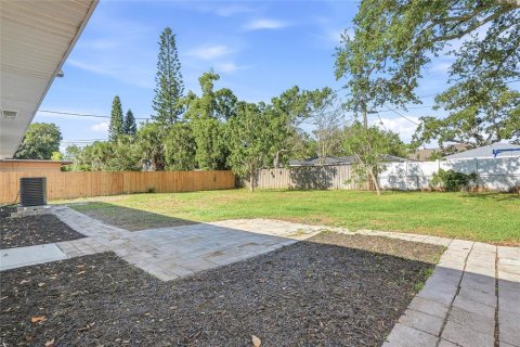 House in Saint Petersburg, Florida 3 bedrooms, 106.74 sq.m. № 2201727 - photo 26