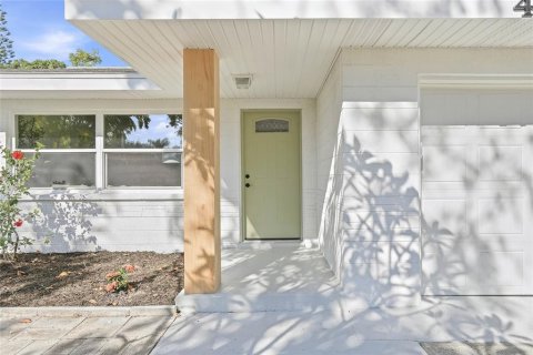 House in Saint Petersburg, Florida 3 bedrooms, 106.74 sq.m. № 2201727 - photo 2