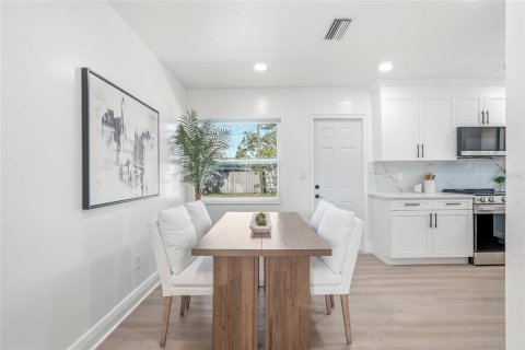 House in Saint Petersburg, Florida 3 bedrooms, 106.74 sq.m. № 2201727 - photo 5