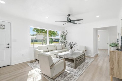 House in Saint Petersburg, Florida 3 bedrooms, 106.74 sq.m. № 2201727 - photo 4
