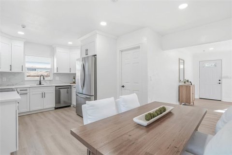 House in Saint Petersburg, Florida 3 bedrooms, 106.74 sq.m. № 2201727 - photo 6