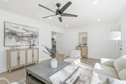 House in Saint Petersburg, Florida 3 bedrooms, 106.74 sq.m. № 2201727 - photo 14