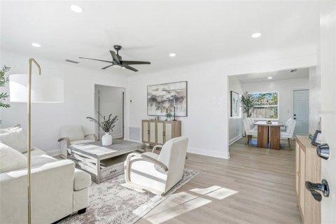 House in Saint Petersburg, Florida 3 bedrooms, 106.74 sq.m. № 2201727 - photo 3