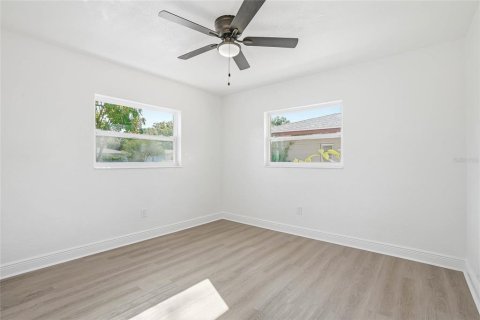 House in Saint Petersburg, Florida 3 bedrooms, 106.74 sq.m. № 2201727 - photo 15