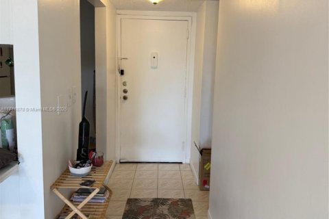 Condo in North Miami Beach, Florida, 1 bedroom  № 1714305 - photo 4