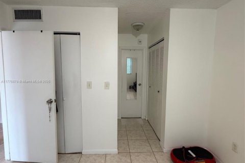 Condo in North Miami Beach, Florida, 1 bedroom  № 1714305 - photo 14