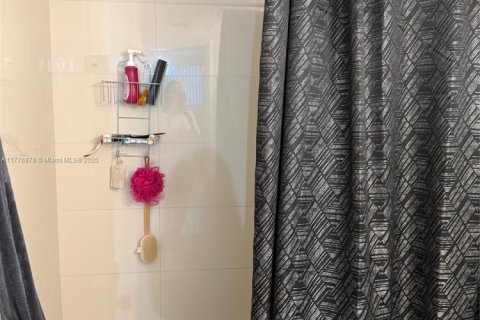 Condo in North Miami Beach, Florida, 1 bedroom  № 1714305 - photo 11