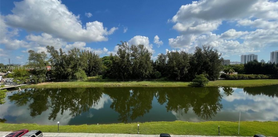 Condo in North Miami Beach, Florida, 1 bedroom № 1714305