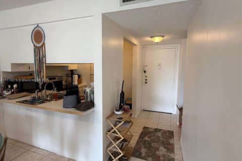 Condo in North Miami Beach, Florida, 1 bedroom  № 1714305 - photo 17