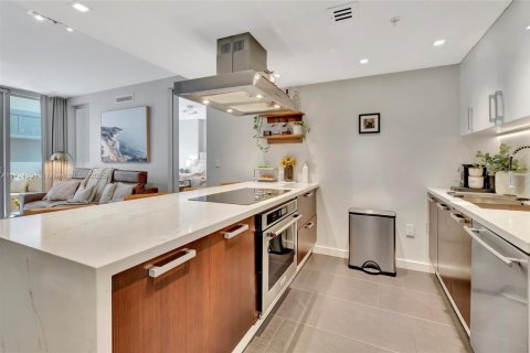 Condo in Miami, Florida, 2 bedrooms  № 1860136 - photo 2