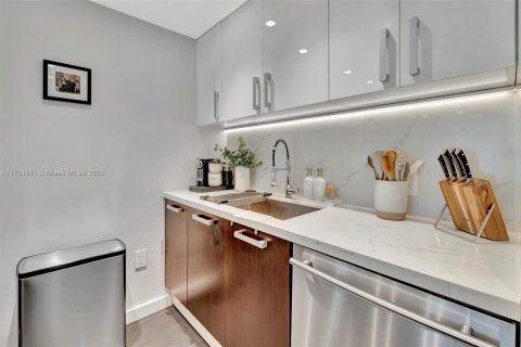 Condo in Miami, Florida, 2 bedrooms  № 1860136 - photo 10