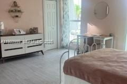 Adosado en alquiler en North Miami, Florida, 1 dormitorio, 152.36 m2 № 1992226 - foto 4