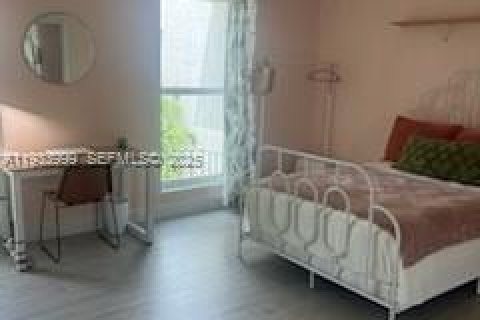 Adosado en alquiler en North Miami, Florida, 1 dormitorio, 152.36 m2 № 1992226 - foto 1