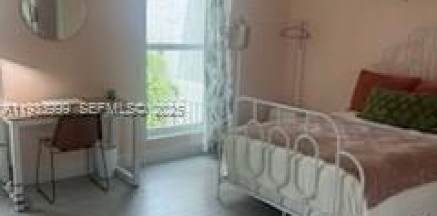 Adosado en North Miami, Florida 1 dormitorio, 152.36 m2 № 1992226