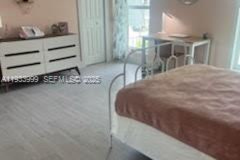 Adosado en alquiler en North Miami, Florida, 1 dormitorio, 152.36 m2 № 1992226 - foto 2