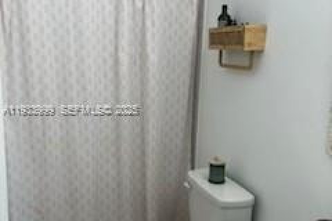Adosado en alquiler en North Miami, Florida, 1 dormitorio, 152.36 m2 № 1992226 - foto 7