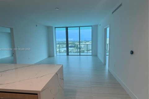 Condo in Miami, Florida, 2 bedrooms  № 2383183 - photo 2