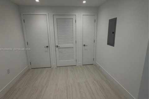 Condo in Miami, Florida, 2 bedrooms  № 2383183 - photo 5
