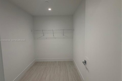 Condo in Miami, Florida, 2 bedrooms  № 2383183 - photo 13