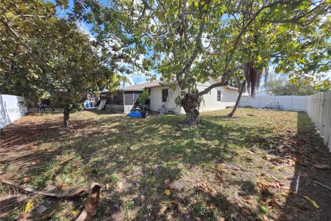 House in Miami, Florida 4 bedrooms, 156.17 sq.m. № 2033404 - photo 7