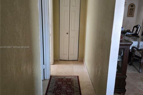 House in Miami, Florida 4 bedrooms, 156.17 sq.m. № 2033404 - photo 23