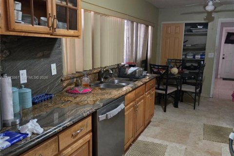 House in Miami, Florida 4 bedrooms, 156.17 sq.m. № 2033404 - photo 22