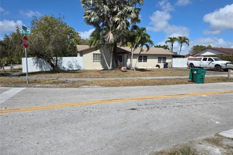 House in Miami, Florida 4 bedrooms, 156.17 sq.m. № 2033404 - photo 2