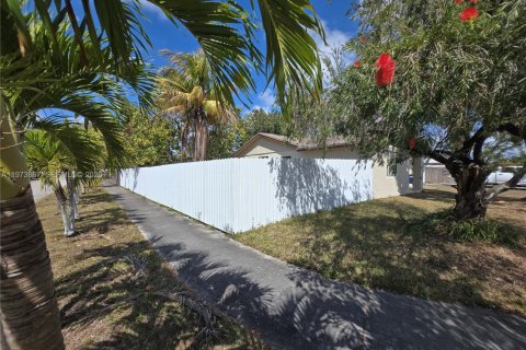 House in Miami, Florida 4 bedrooms, 156.17 sq.m. № 2033404 - photo 9