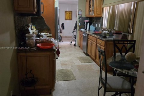 House in Miami, Florida 4 bedrooms, 156.17 sq.m. № 2033404 - photo 13