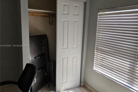 House in Miami, Florida 4 bedrooms, 156.17 sq.m. № 2033404 - photo 15