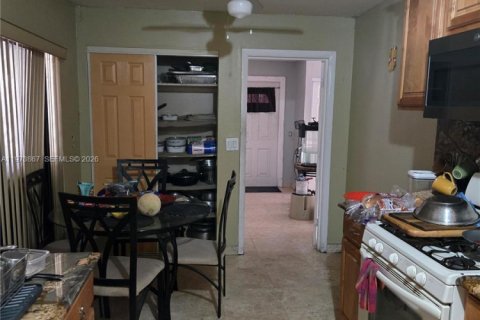 House in Miami, Florida 4 bedrooms, 156.17 sq.m. № 2033404 - photo 21