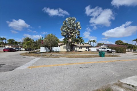 House in Miami, Florida 4 bedrooms, 156.17 sq.m. № 2033404