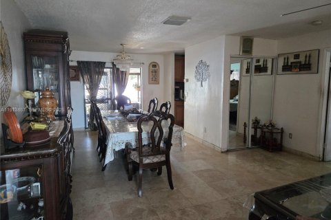 House in Miami, Florida 4 bedrooms, 156.17 sq.m. № 2033404 - photo 24