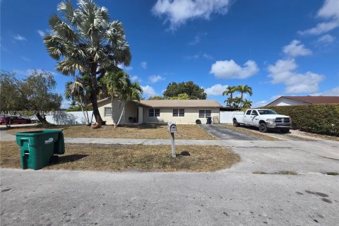 House in Miami, Florida 4 bedrooms, 156.17 sq.m. № 2033404 - photo 11